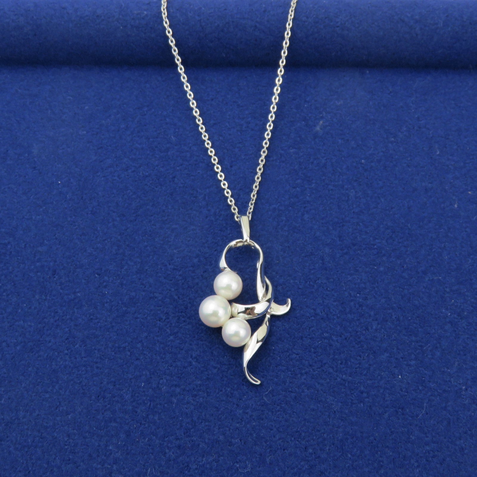 MIKIMOTO 925 Sterling Silver 3 Pearl Cluster Floral Ribbon Pendant Necklace