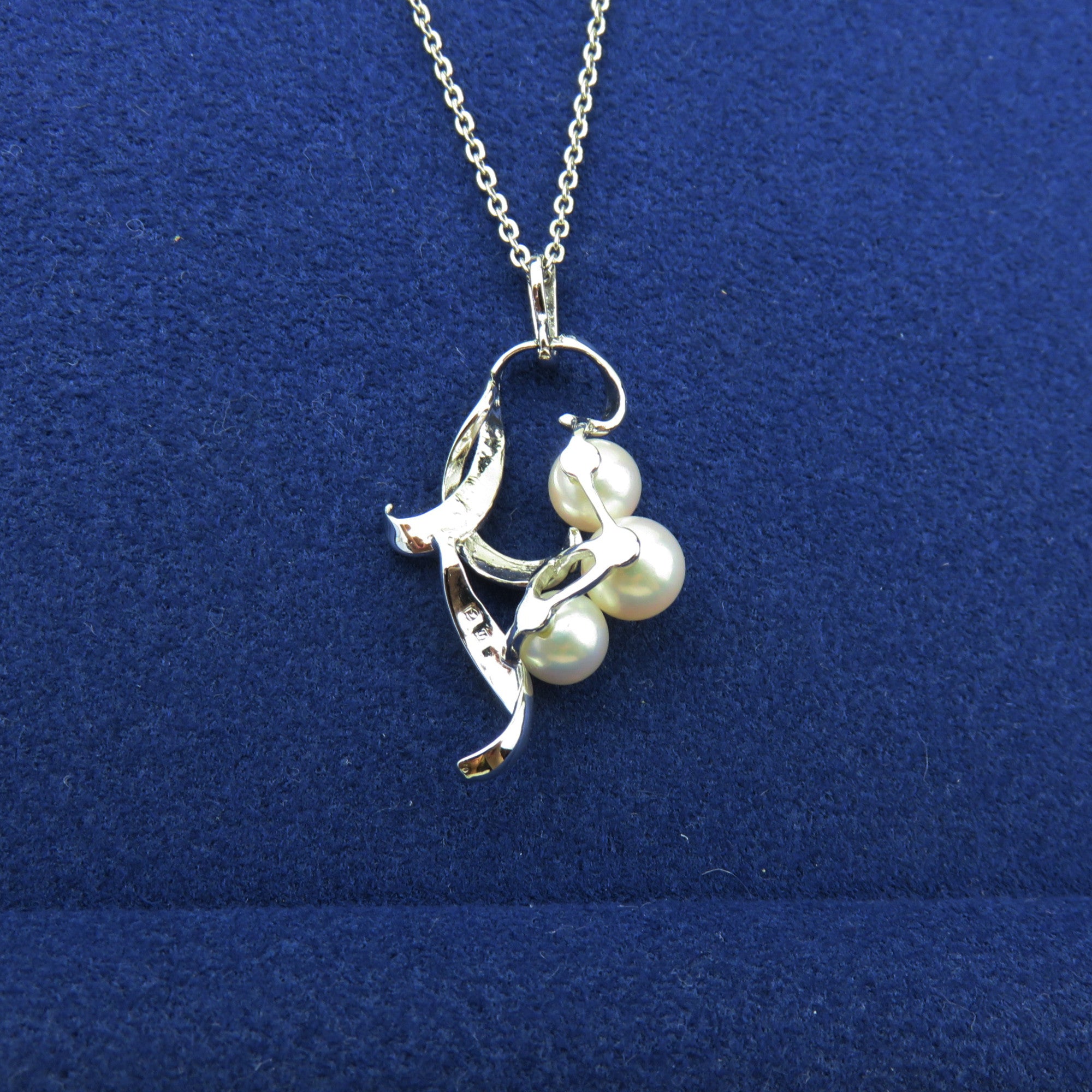 MIKIMOTO 925 Sterling Silver 3 Pearl Cluster Floral Ribbon Pendant Necklace