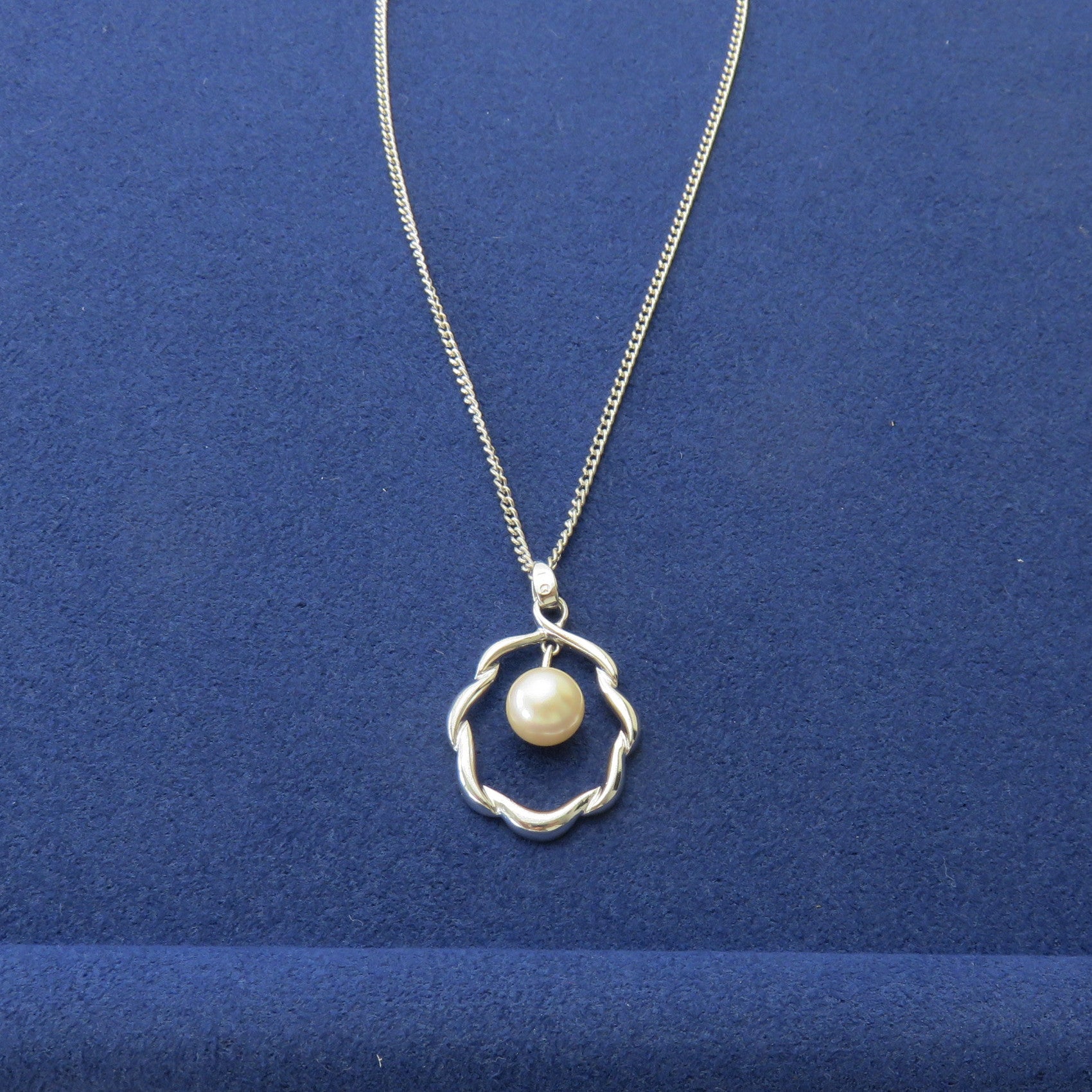 MIKIMOTO 925 Sterling Silver Akoya Pearl Wreath Vine Pendant Necklace