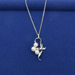 MIKIMOTO 925 Sterling Silver 3 Pearl Cluster Floral Ribbon Pendant Necklace