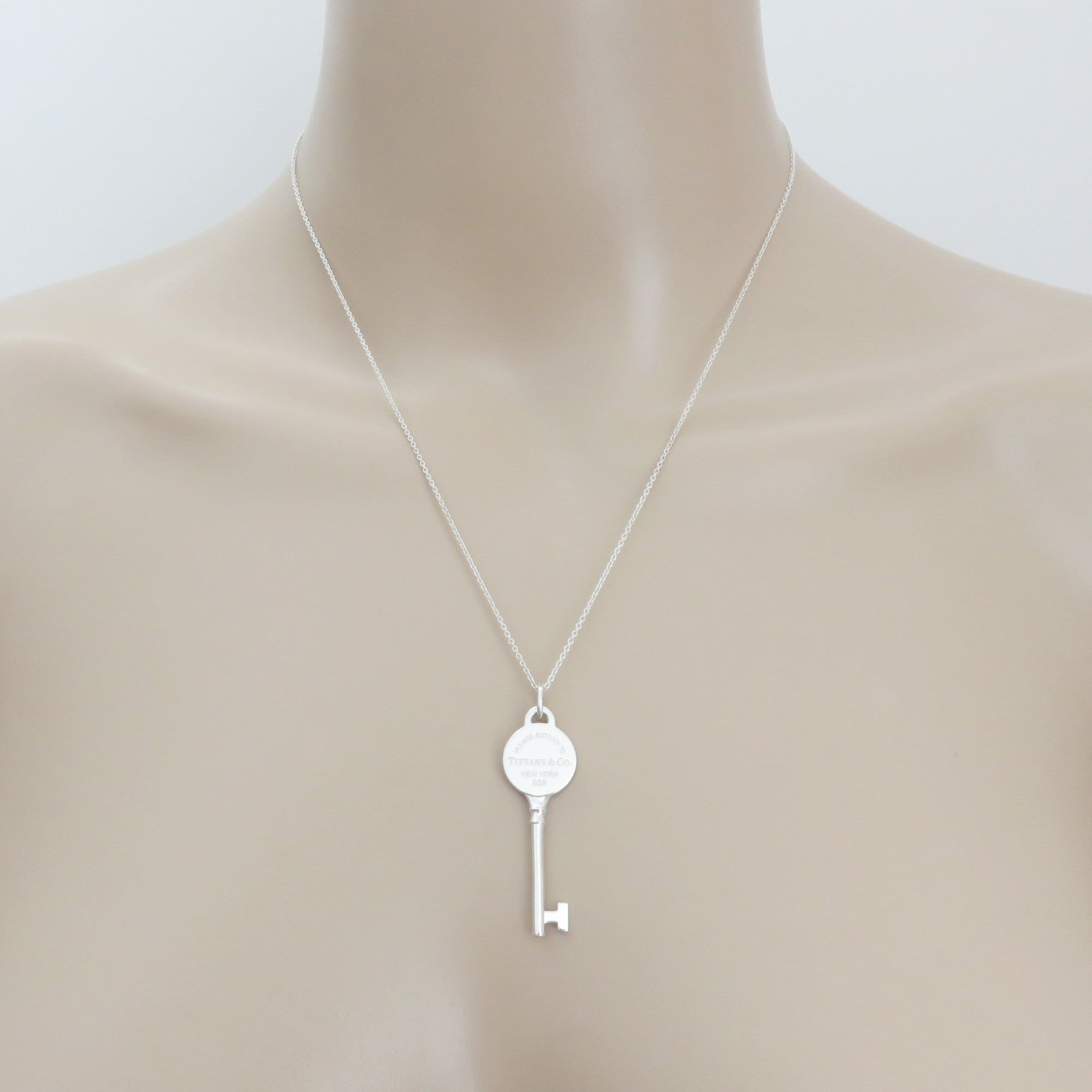 TIFFANY & CO 925 Sterling Silver Return to Tiffany Round Key Pendant Necklace 