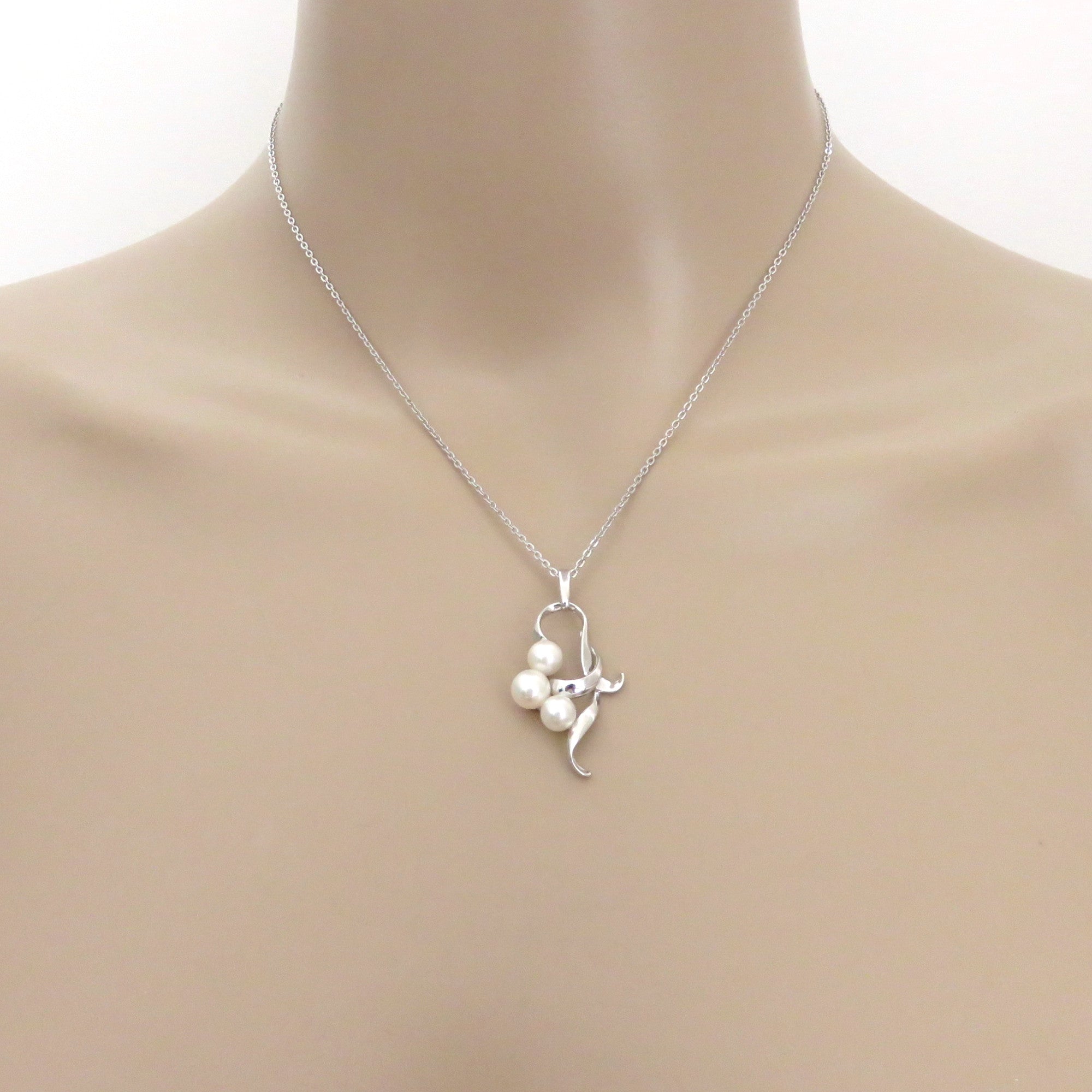 MIKIMOTO 925 Sterling Silver 3 Pearl Cluster Floral Ribbon Pendant Necklace